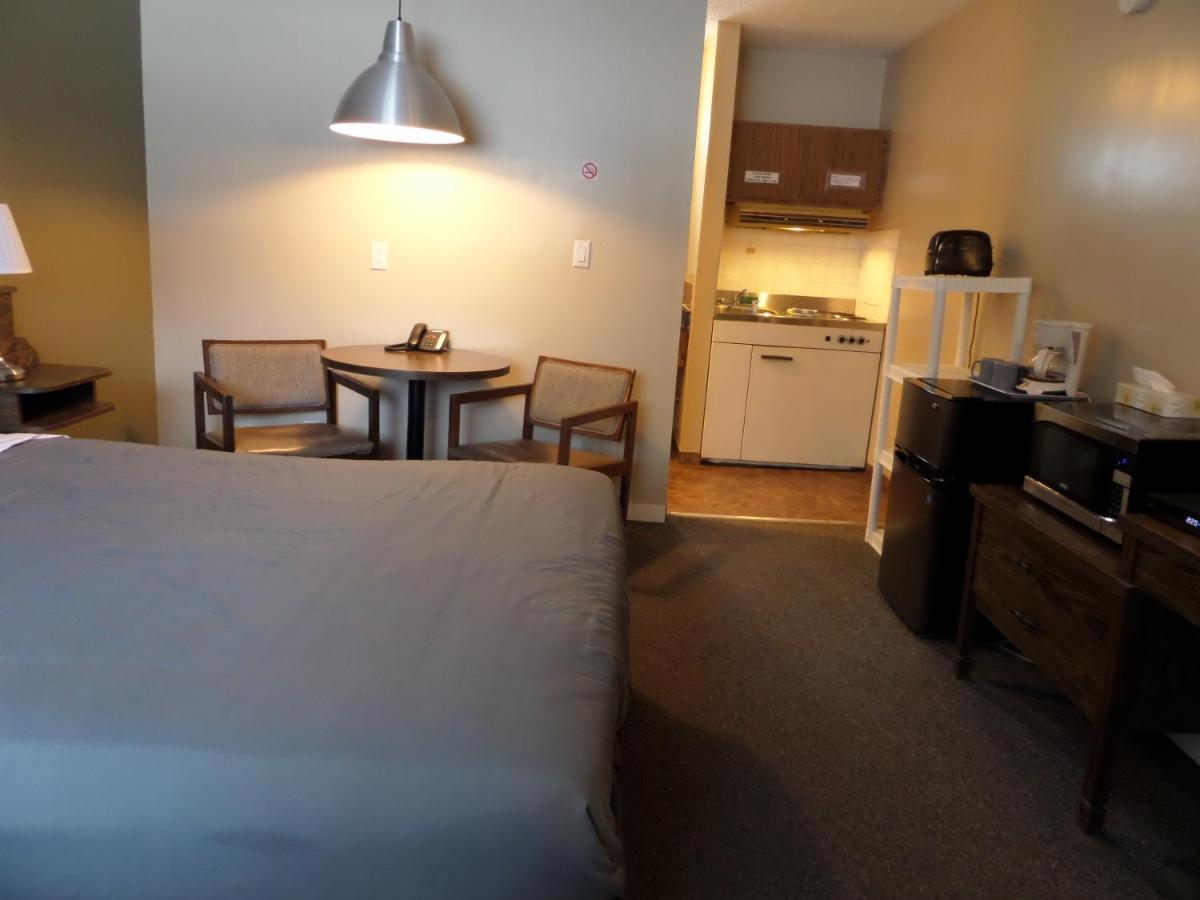 Ray Lyn Motel Trail Экстерьер фото