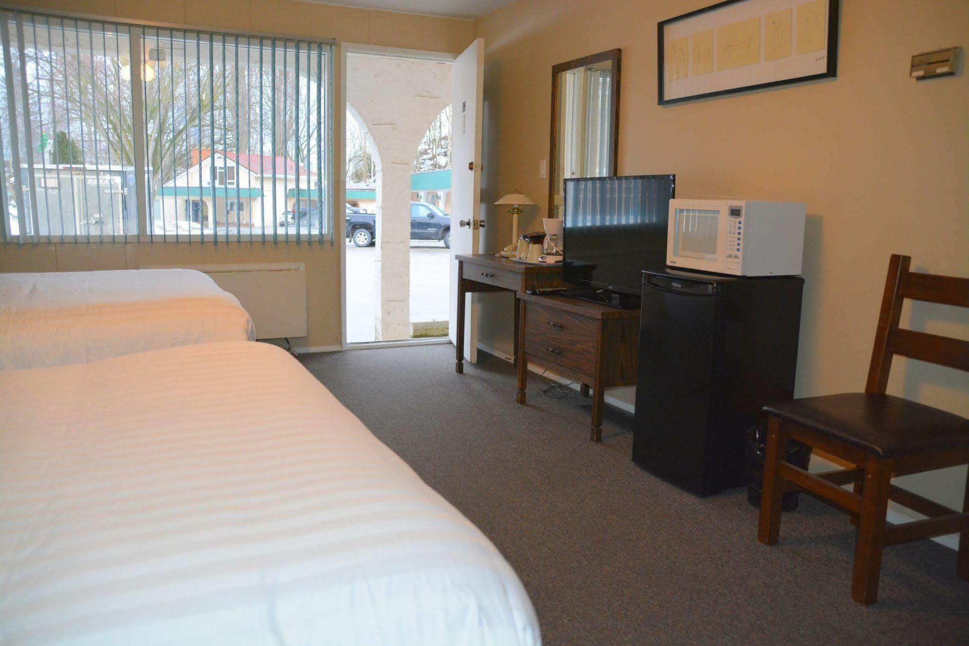 Ray Lyn Motel Trail Экстерьер фото